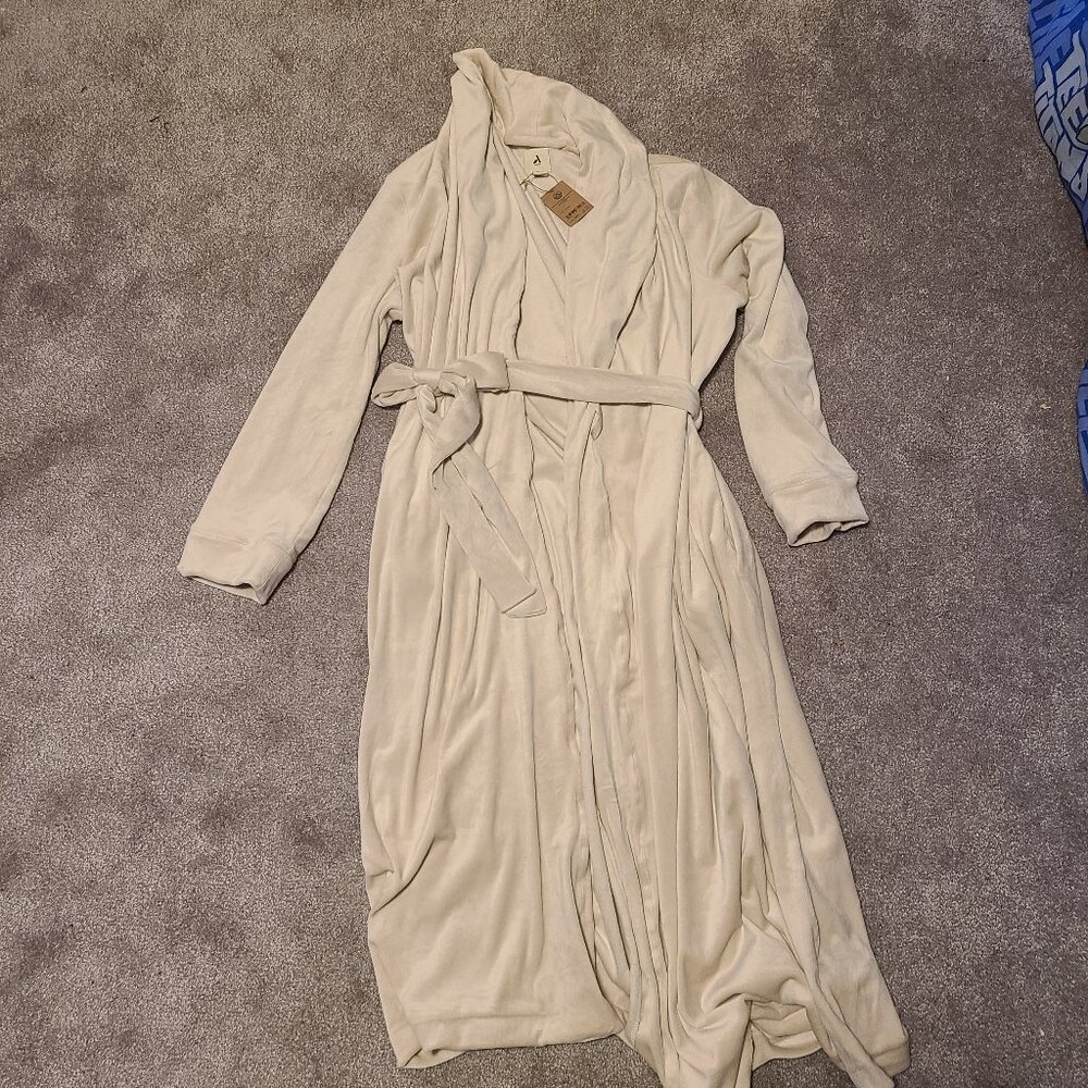 NWT Womans relaxed fit velour long robe - Picture 2 of 4
